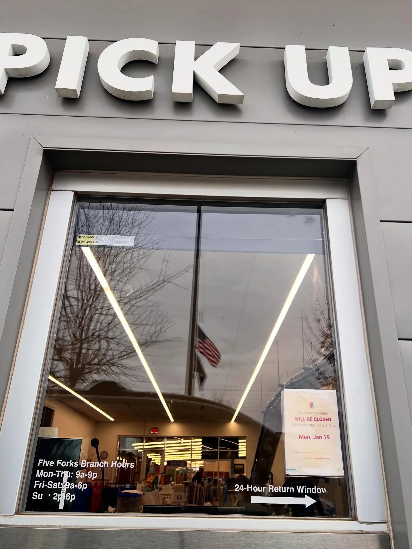 ✨📚 while i never mind walking into a building full of books, i&rsquo;m also not one to balk at the miracle of a LIBRARY DRIVE-THRU!!! 📚✨
🥹
have you ever?!?! 
🍟
stay warm &amp; story*filled, my friends&hellip;
❄️xo,
*hallie 🤓
&bull;
#bookmiracle 