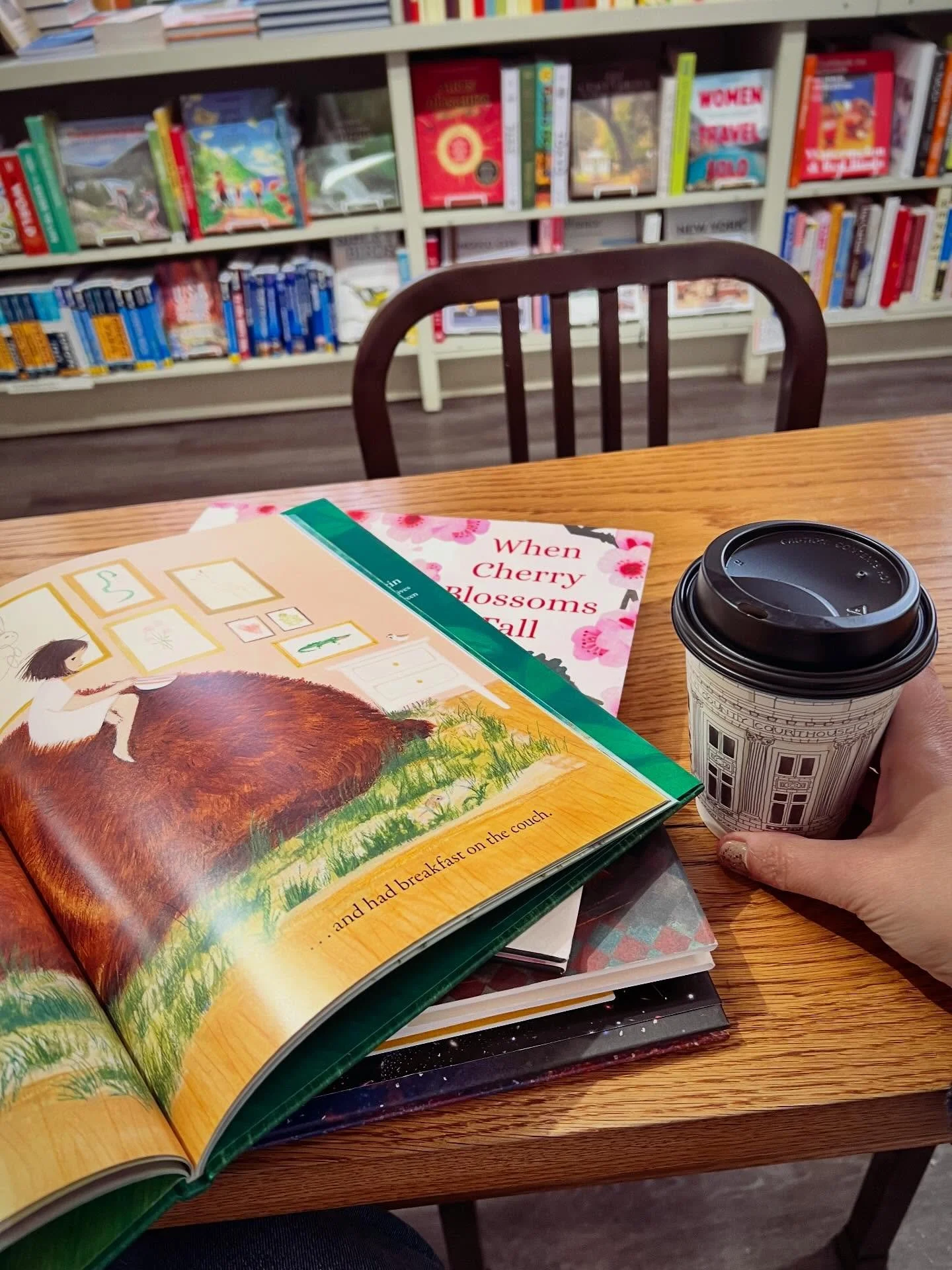 ✨🥕 my @thecamillakitchen coffee dance card was full, so i enjoyed a PETER RABBIT latte while browsing new picture books @mjudsonbooks !! 🥕✨
☕️
(how cute is the coffee cup art of the building?! 🥹✏️)
&amp; which gorgeous new book did i take home? fi