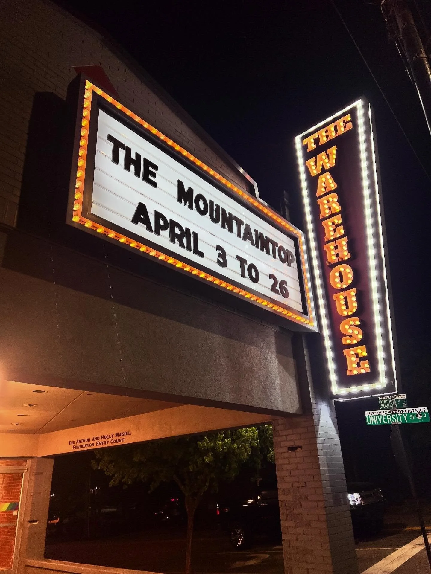 ✨🎭last night i got to see THE MOUNTAINTOP by playwright @katorihall at @warehousegvl . 🎭✨
🤎
i cannot stop thinking about it. 
just can&rsquo;t.
it was a show with only two actors and a cast of four thousand couldn&rsquo;t have made a bigger impact
