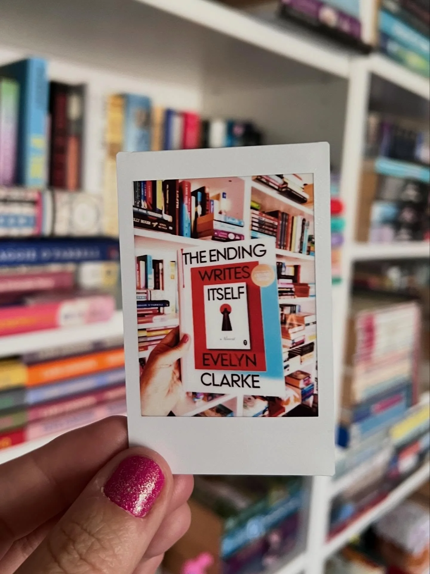 ✨📷 hey look: it&rsquo;s a picture of a picture of a book with a cover of a book with a book with the cover of a book. 📷✨
😎
you get it.
📖
#currentlyreading :  THE ENDING WRITES ITSELF by evelyn clarke. (a.k.a. @veschwab &amp; @catclarkewriter )
#c