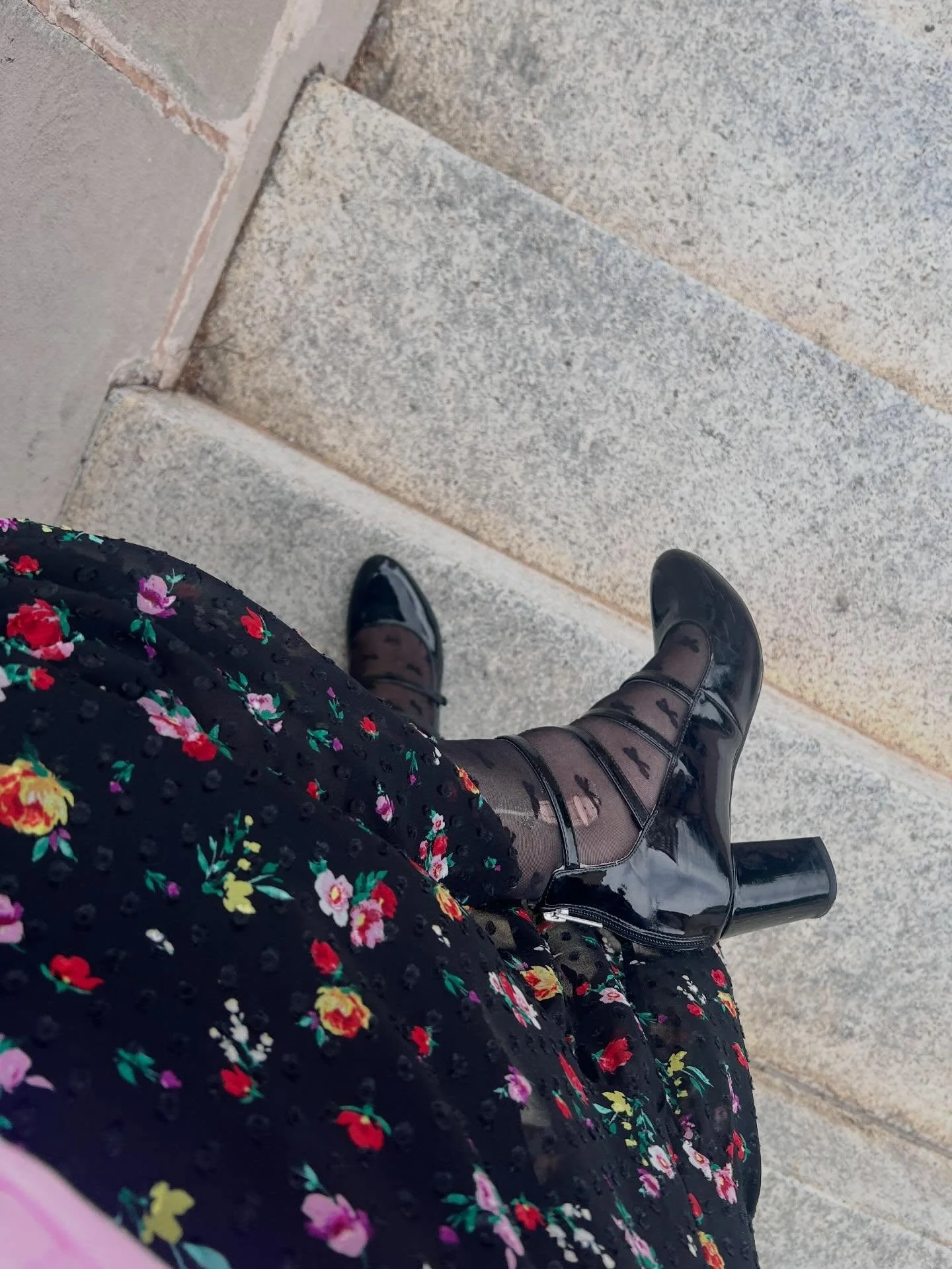 ✨🎭 things i&rsquo;m wondering as a totally newbie wannabe actor: how can i cry rehearsing the monologue in my head in the lobby, but not on stage?🎭✨
🫣
also: i need emily gilmore as a handler with eleven+ pair of back*up tights.
😅
tbh: doubt the d