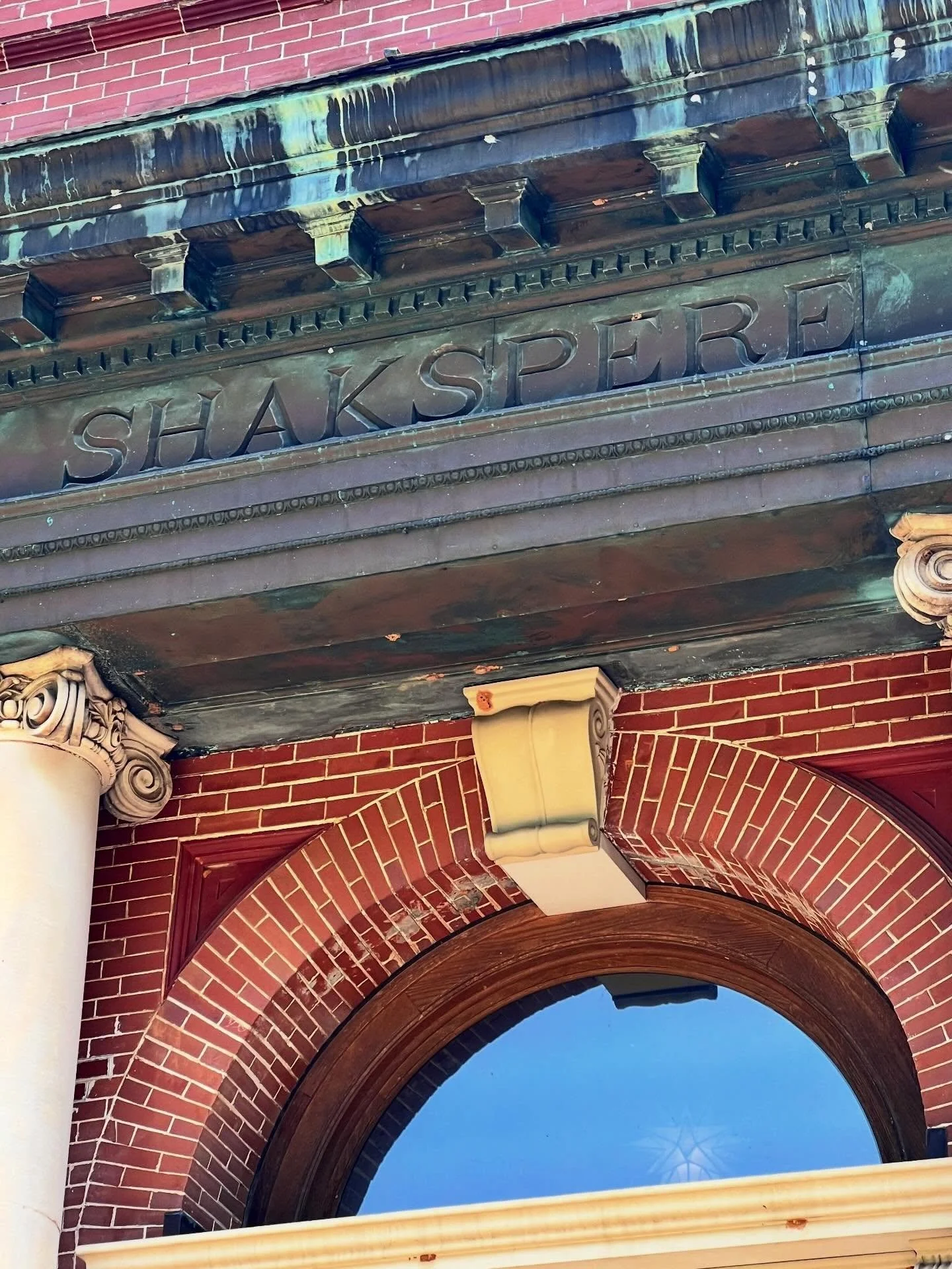 ✨🎭 happy maybe*birthday, dear billy the shakes! 🎭✨
🥳🎂☕️
photo taken yesterday on a mini road*trip down to athens, ga this week! found this building on the north @universityofga campus and, you know, had to document my good fortune/calling/wanderi