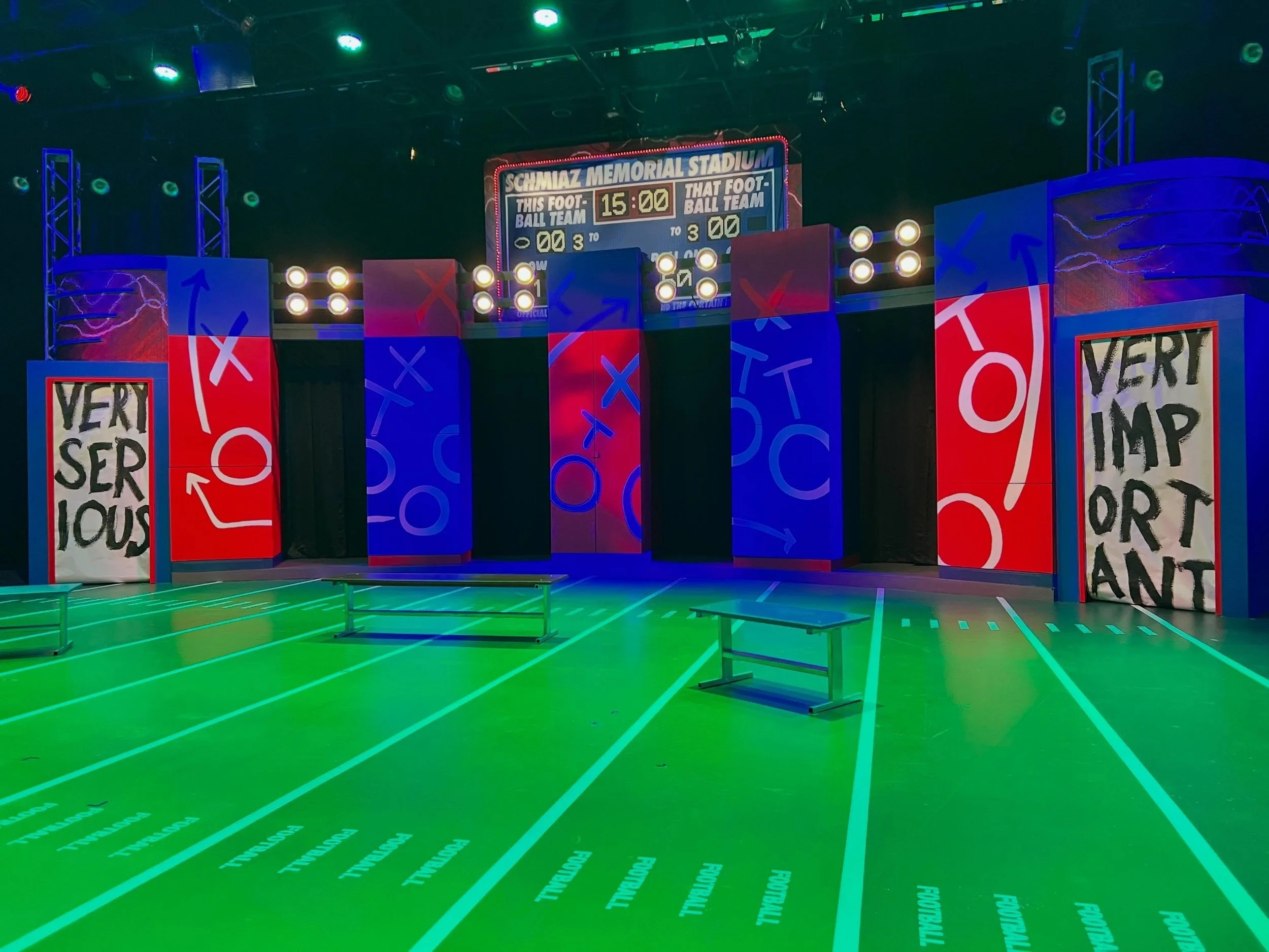 ✨🏈 i had a court-side (roadside? sideline? backstage? on stage? idk) seat to the WorLD preMierE of FOOTBALL FOOTBALL FOOTBALL FOOTBALL (OR I LOVE DASH) last night @warehousegvl !!!!! 🏈✨
🎭
six overly-talented lady actors (mad claps for the sheer am