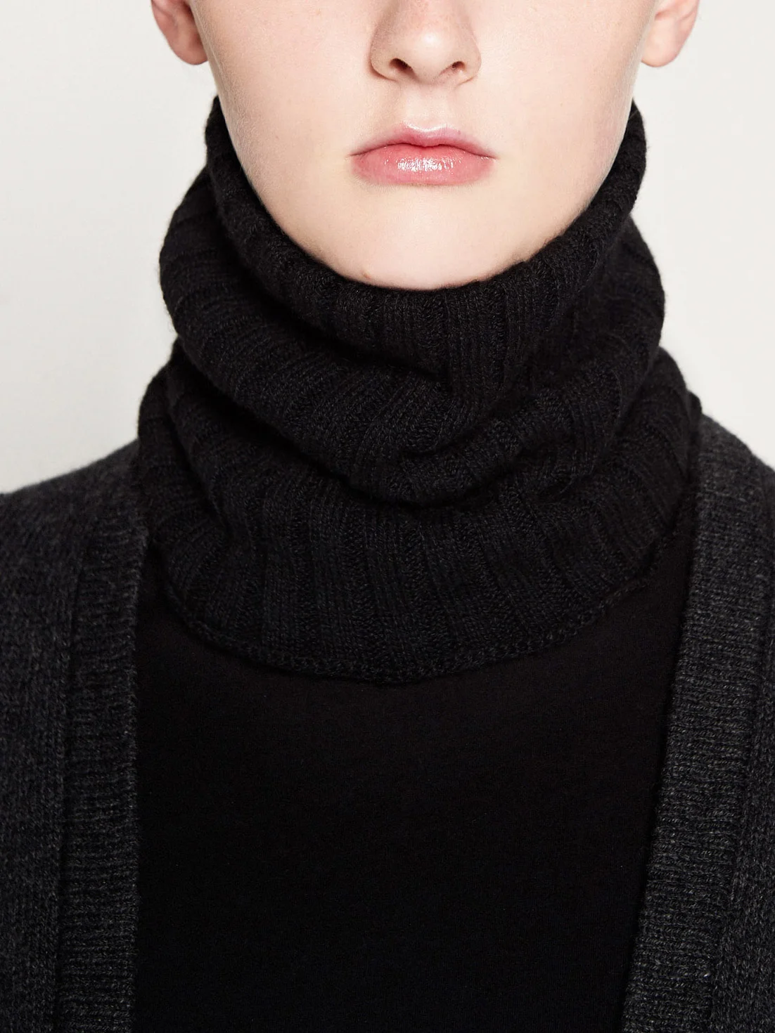 neck_02_blk_cropweb.jpg