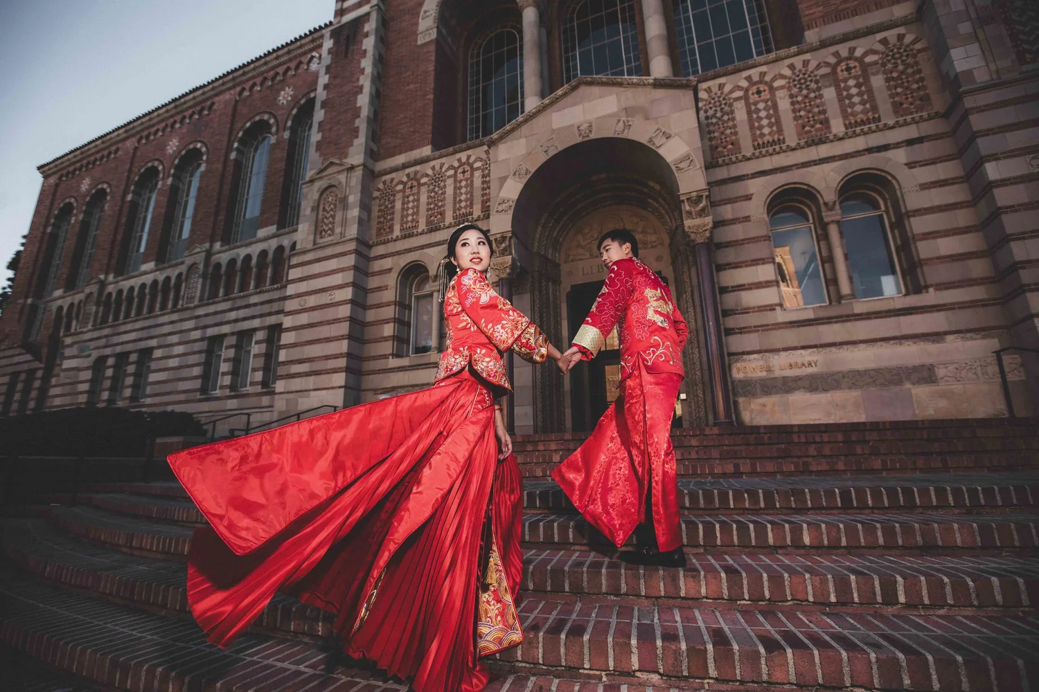 洛杉矶 UCLA Royce Hall 台阶上身着红色中式婚服的新人 · Lulan Studio 婚纱摄影