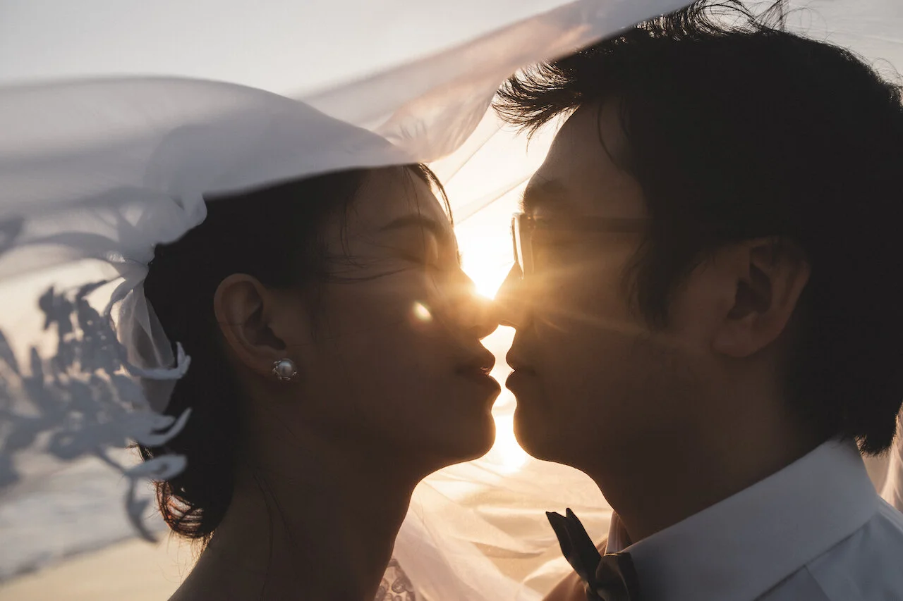 日落逆光中依偎的华人新人婚纱照 · 洛杉矶 · Lulan Studio 婚纱摄影