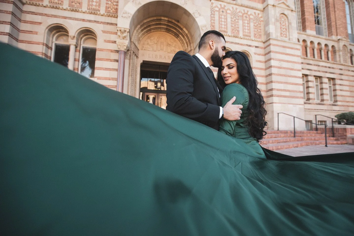 洛杉矶 Royce Hall 前长裙飞扬的婚纱照 · Lulan Studio 婚纱摄影
