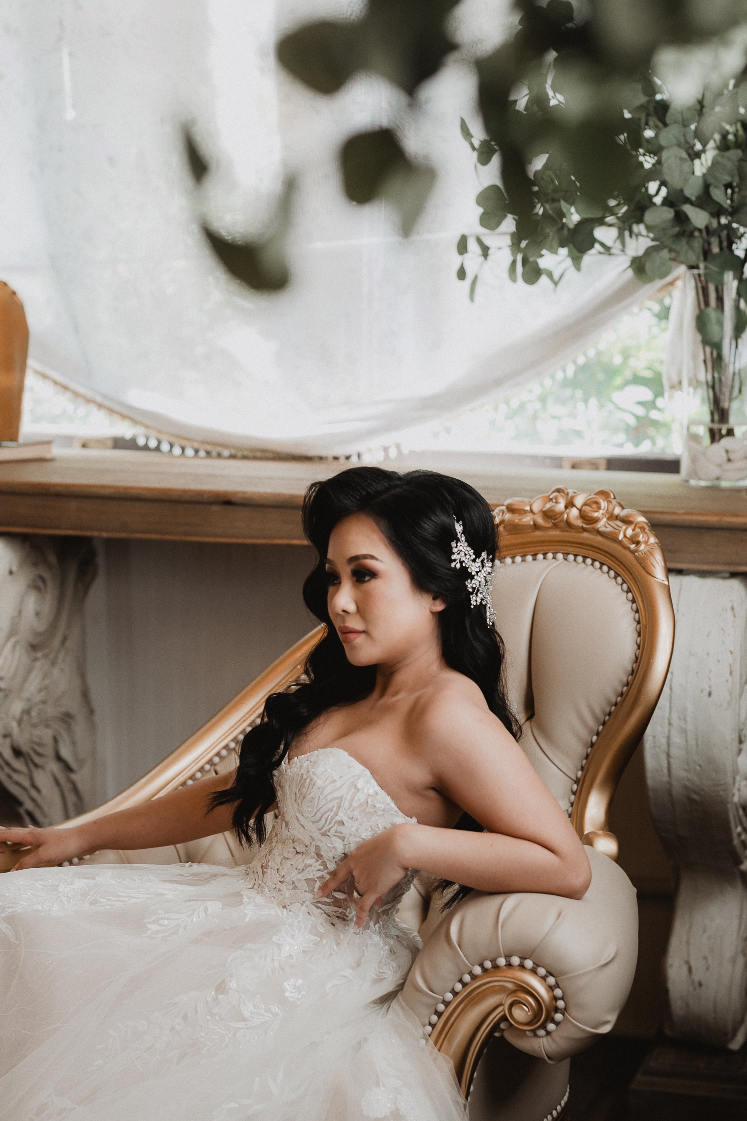 婚礼当天，美丽的新娘坐在维多利亚风格的沙发上bd体育平