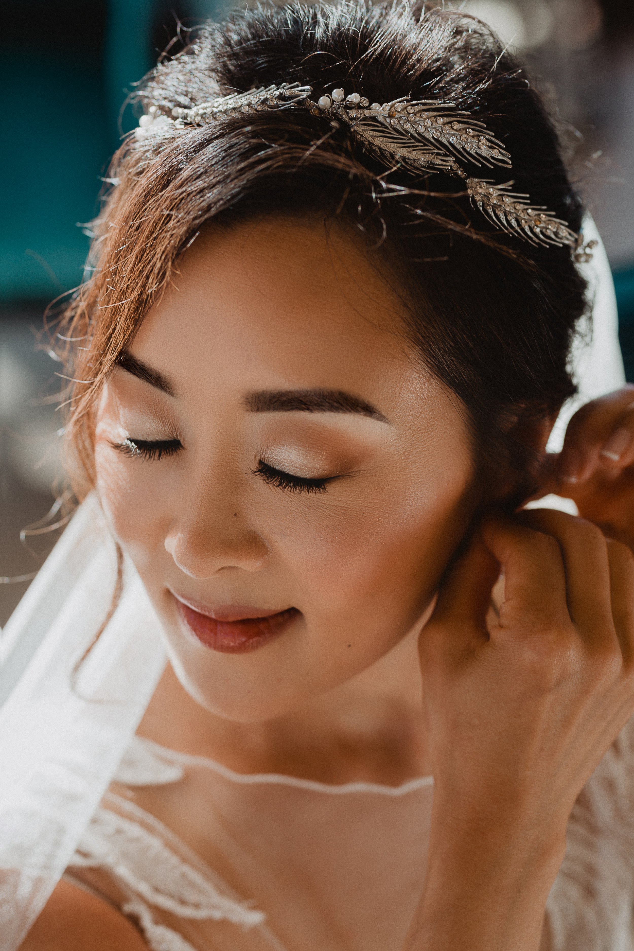 新娘穿着她的耳朵戒指在拍照