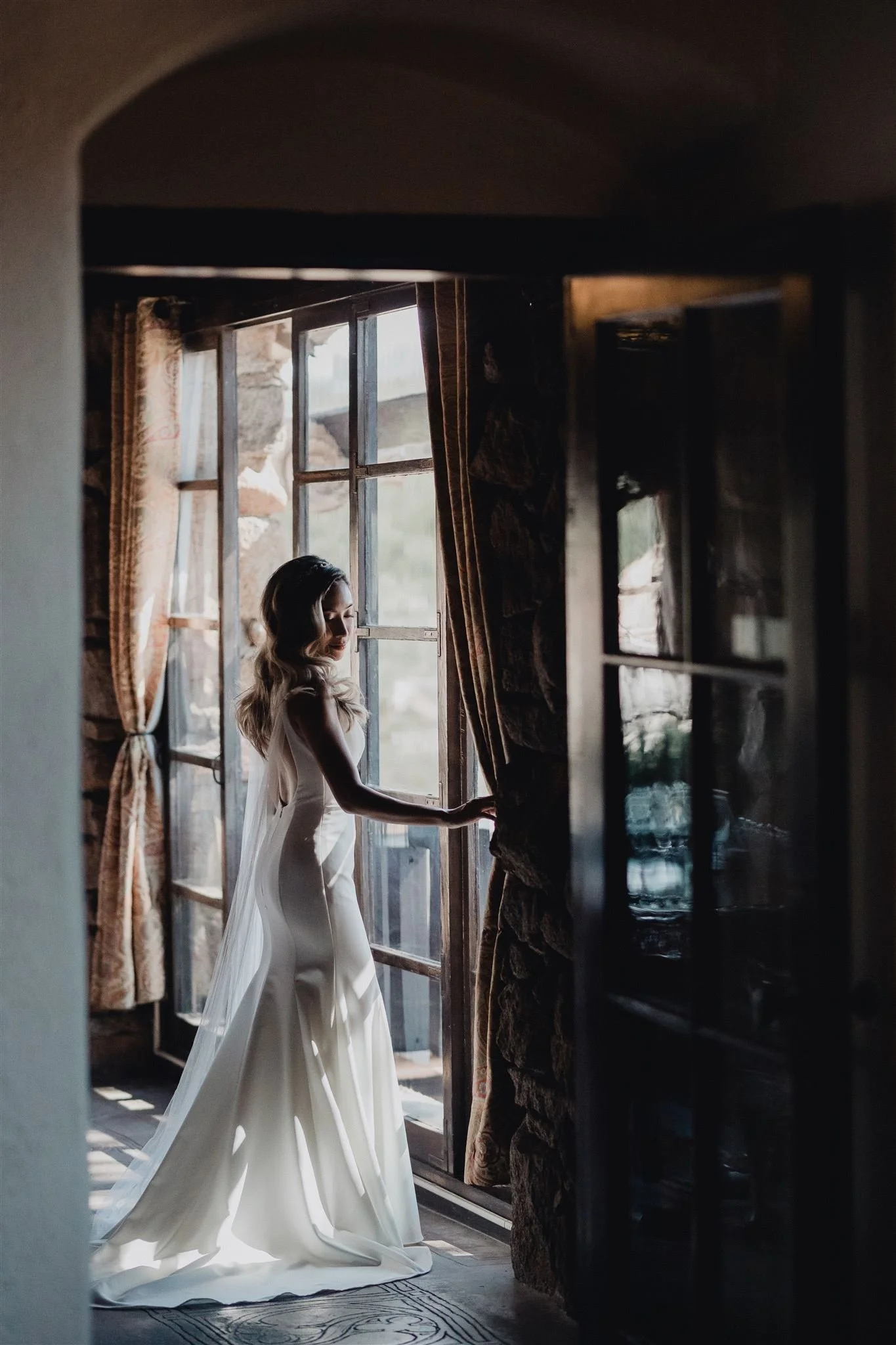 婚礼当天新娘在窗边的自然光肖像 · 洛杉矶 · Lulan Studio 婚纱摄影