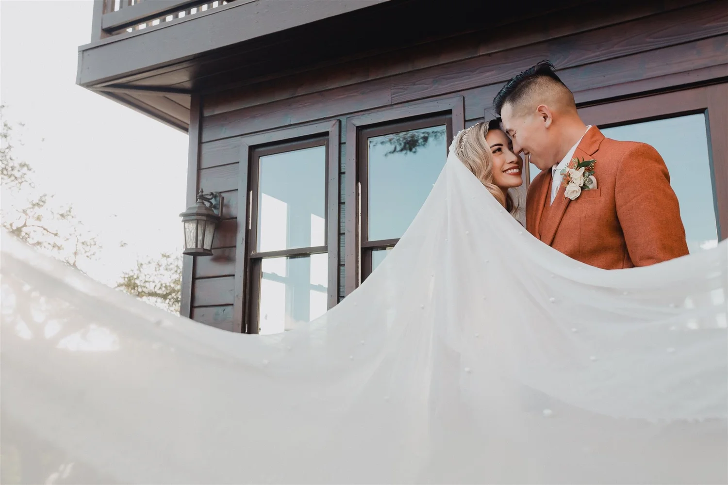 婚礼当天新人与长头纱在露台上的合影 · 洛杉矶 · Lulan Studio 婚纱摄影