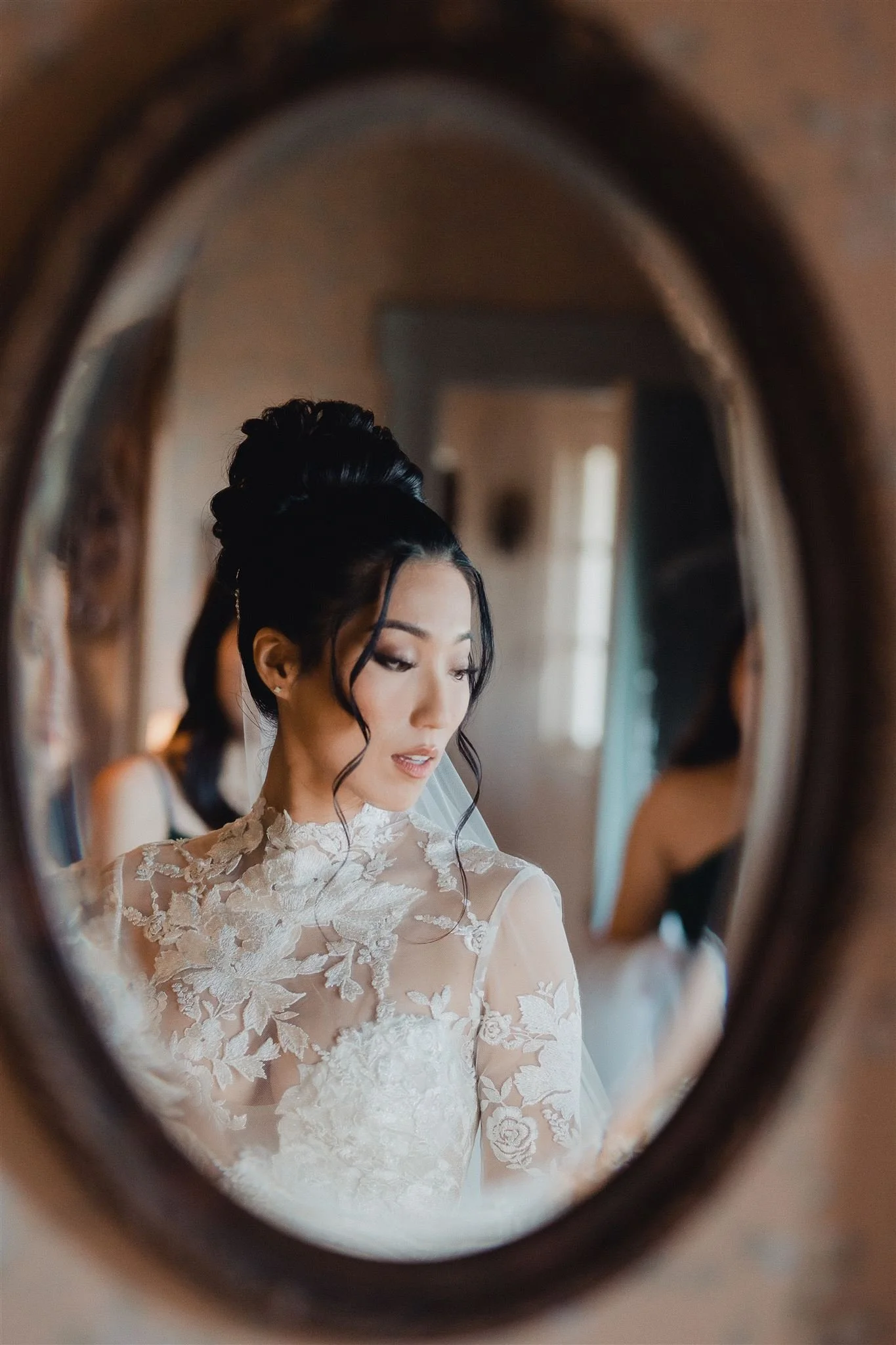 洛杉矶婚礼当天，新娘蕾丝婚纱在古董镜中的倒影 · Lulan Studio 婚纱摄影