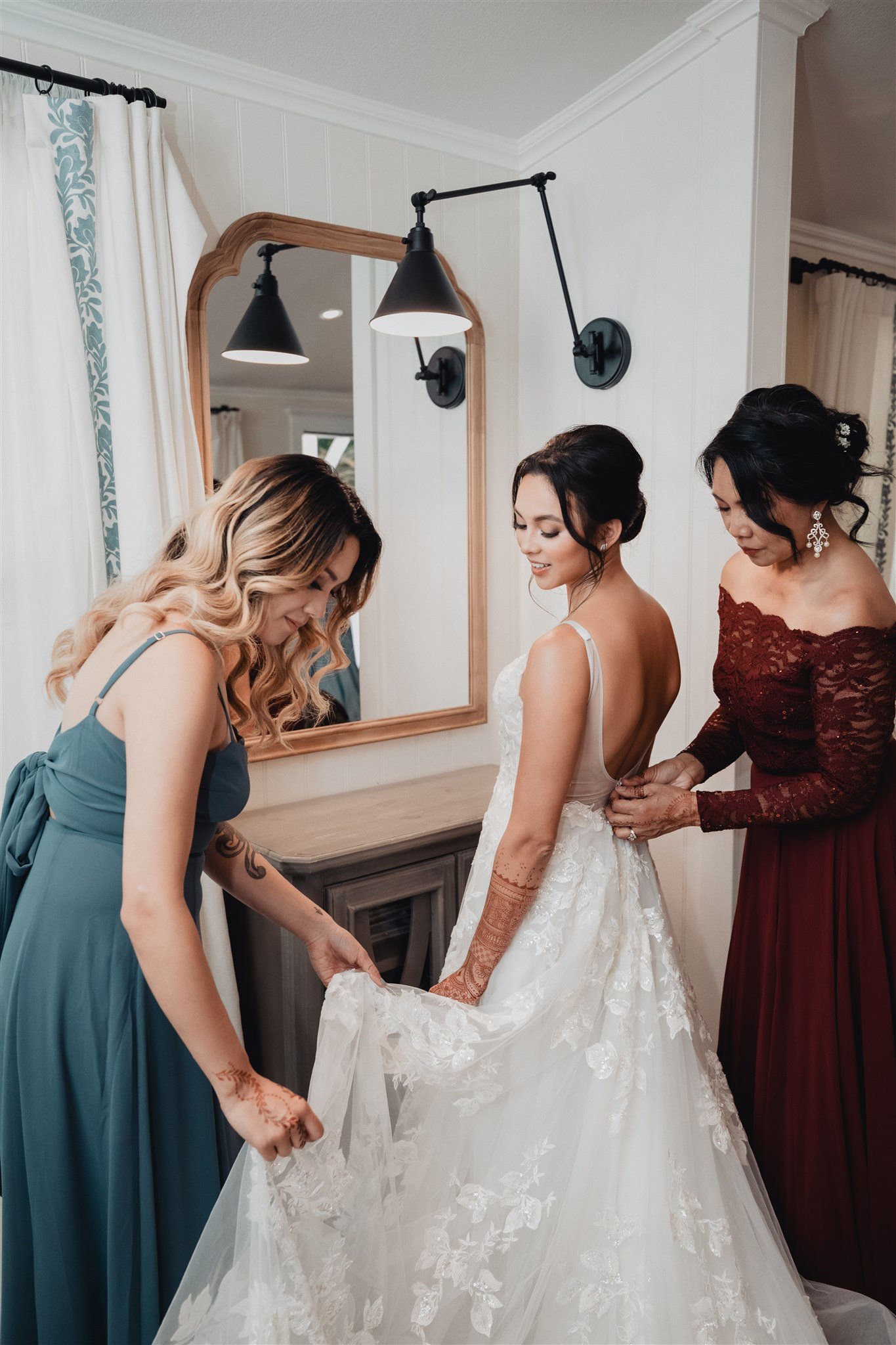 Bride Getting Ready Photos by Lulan Studio