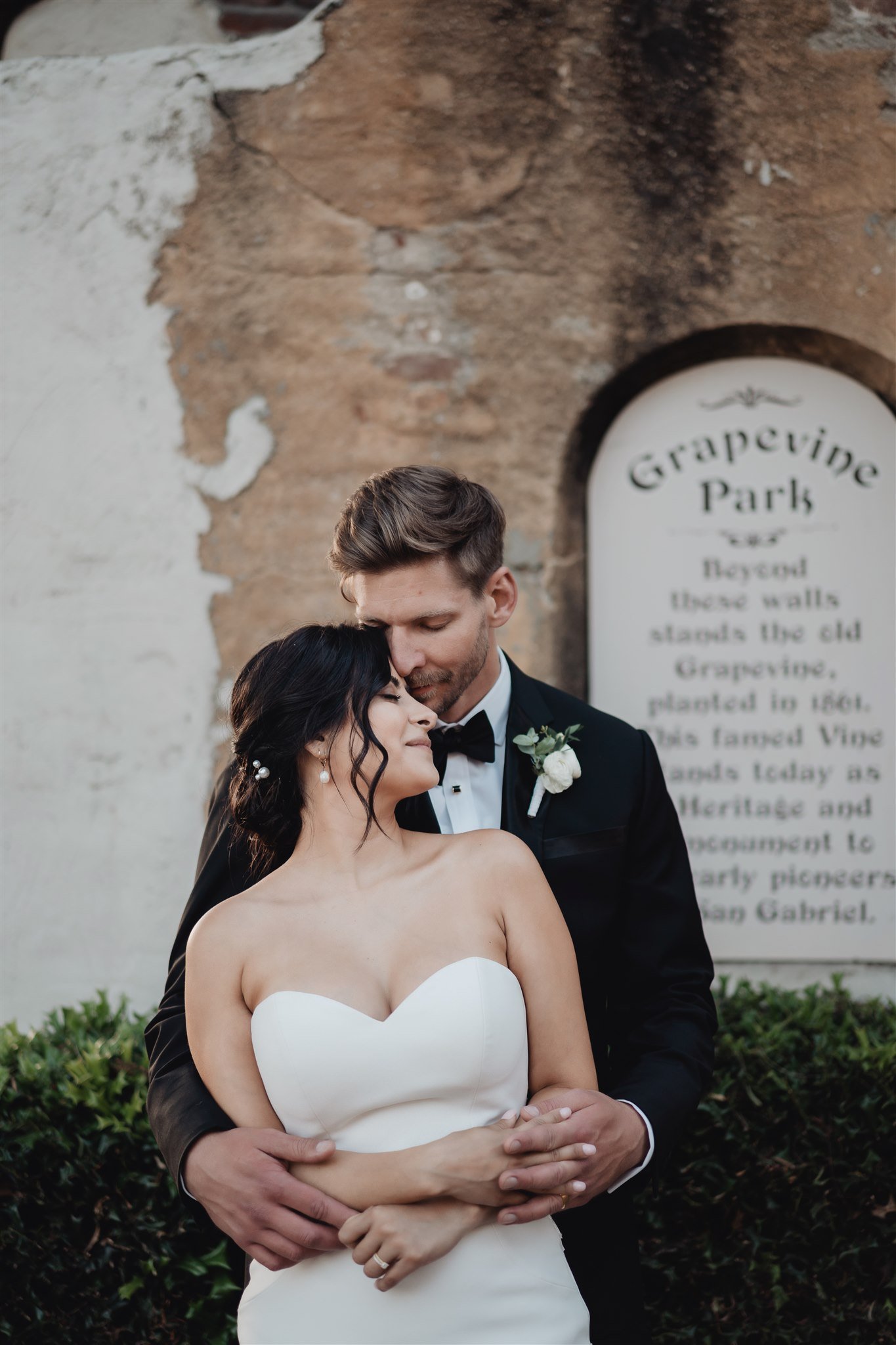 Bride &amp; Groom Portrait at Grapevine Arbor by Lulan Studio