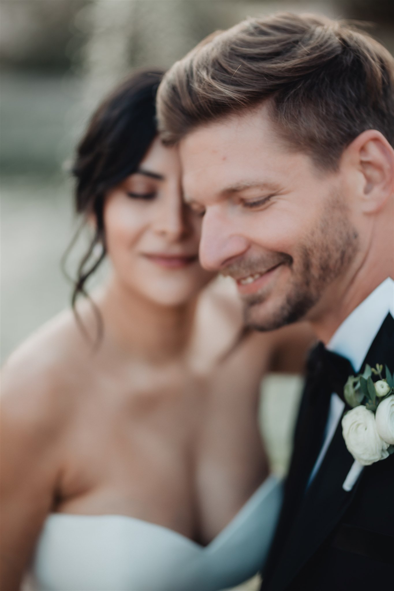 Bride &amp; Groom Portrait at Grapevine Arbor by Lulan Studio