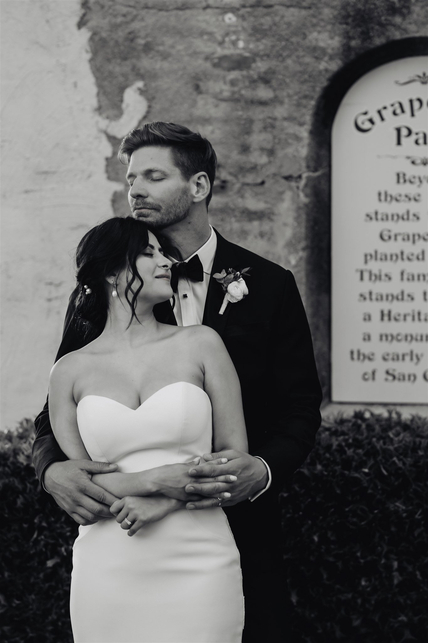 Bride &amp; Groom Portrait at Grapevine Arbor by Lulan Studio