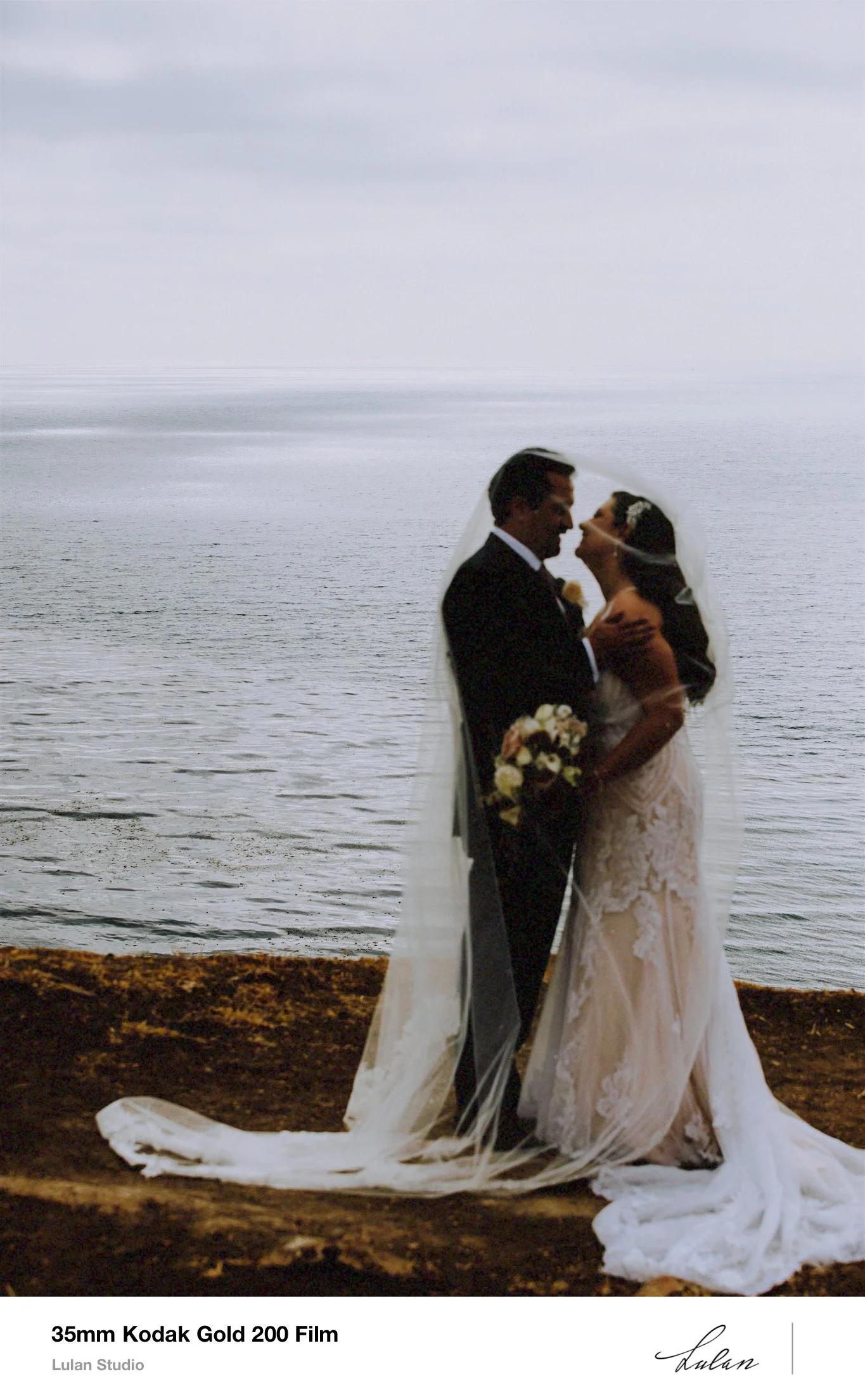 Kodak Gold 200 35mm frame shot on a Leica rangefinder, couple by the water