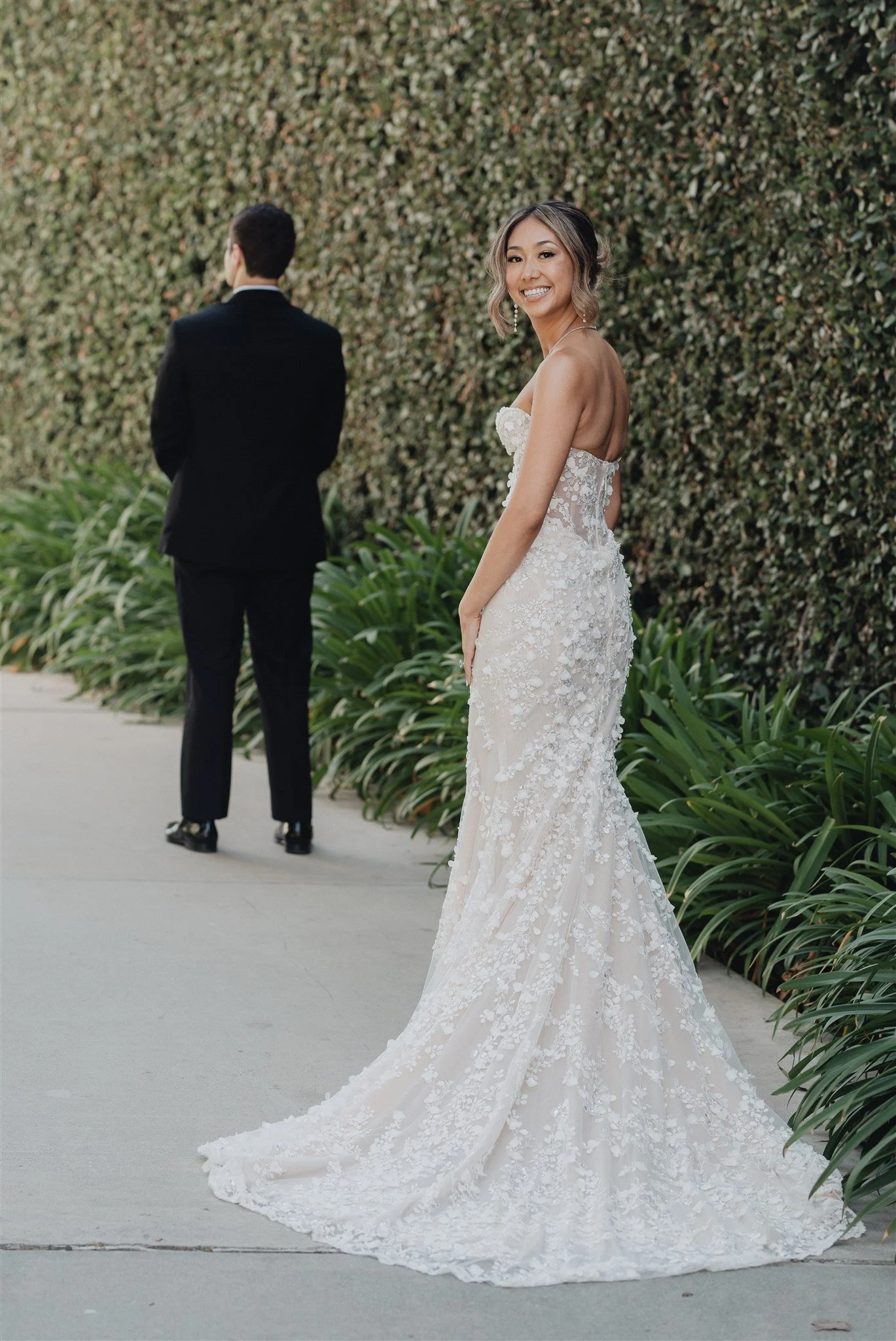 bride and groom first look on their wedding day at skirball cultural center