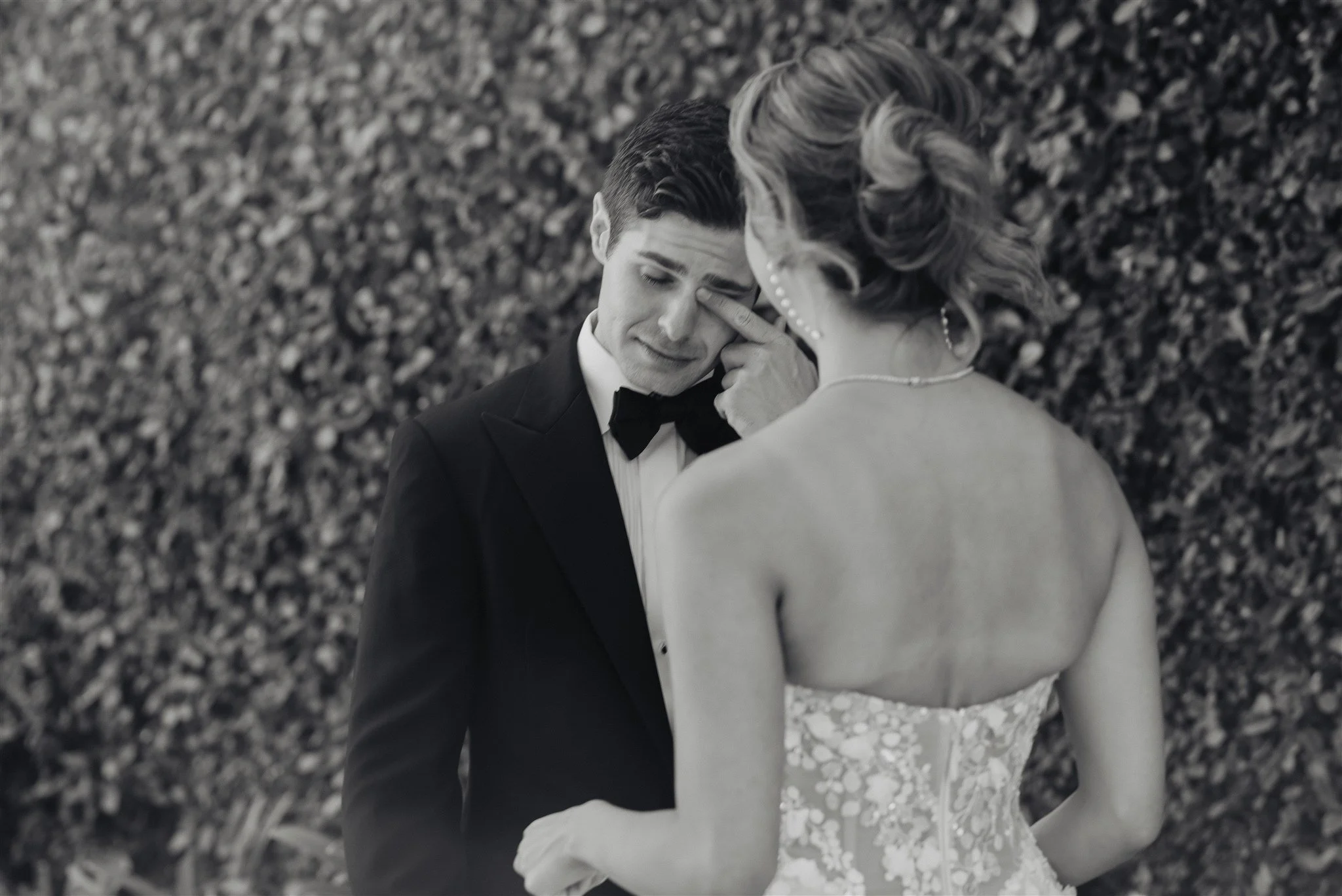 bride and groom first look on their wedding day at skirball cultural center