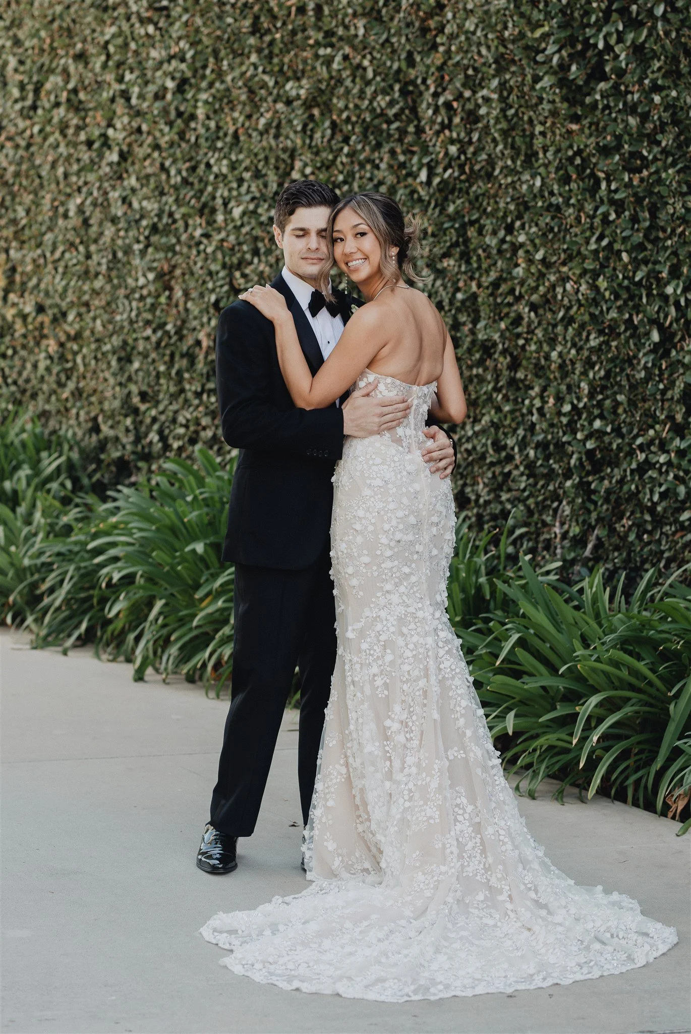 bride and groom first look on their wedding day at skirball cultural center