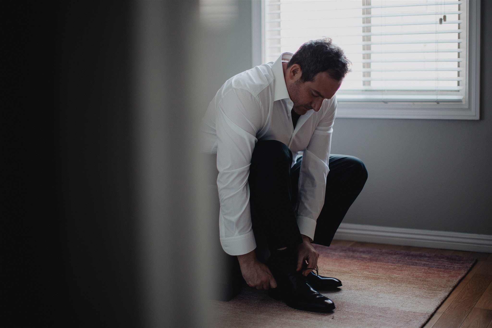 groom getting ready for his wedding day at castaway burbank