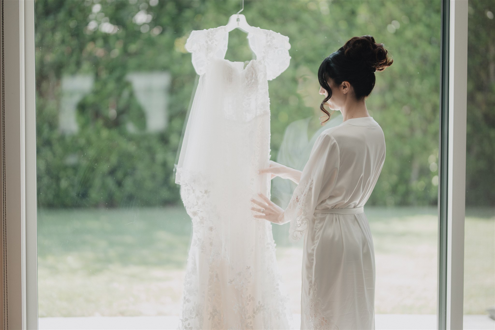 bride getting ready details on her wedding day at castaway burbank