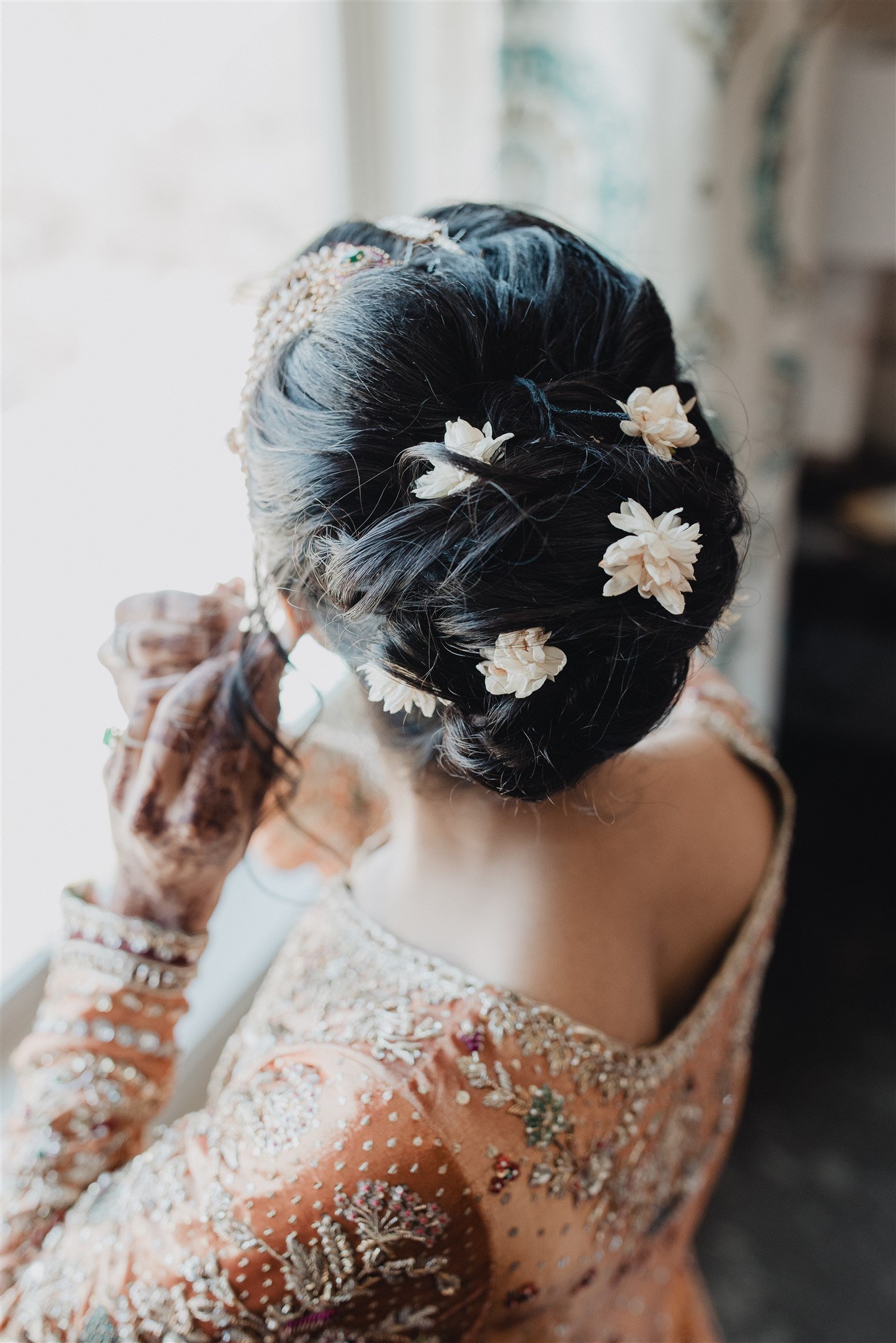 indian bride getting ready for her wedding day at anaheim hills golf course