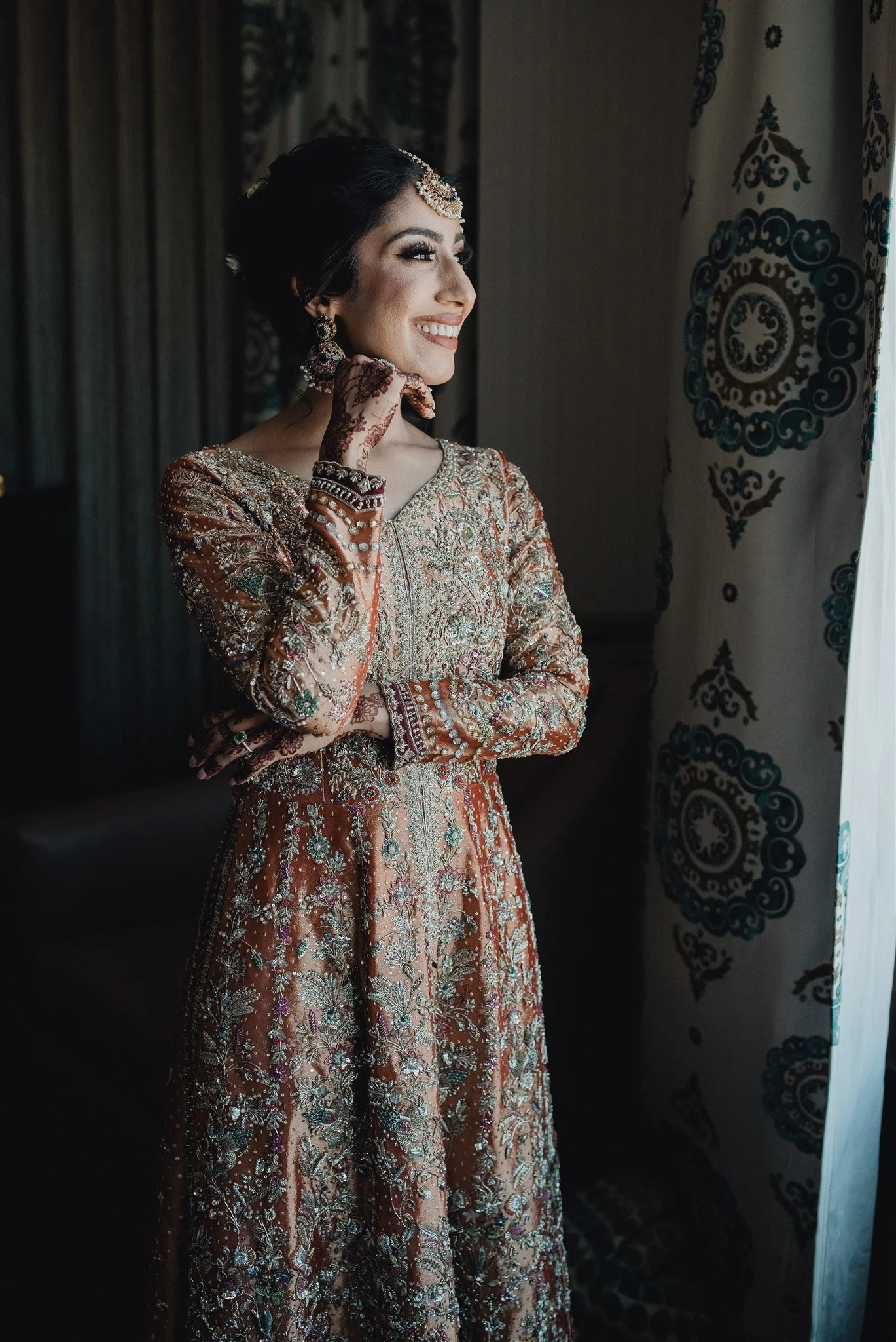 indian bride getting ready for her wedding day at anaheim hills golf course