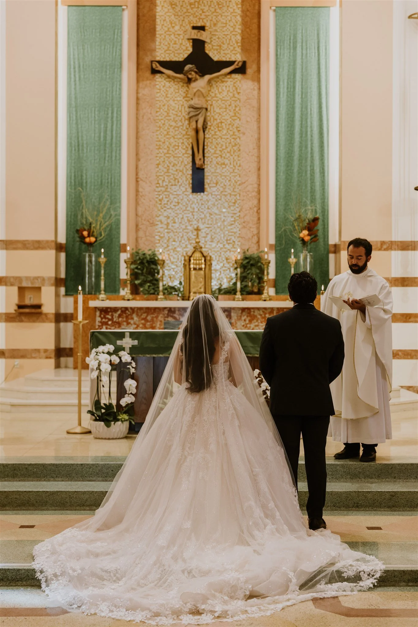 wedding ceremony at incarnation catholic church