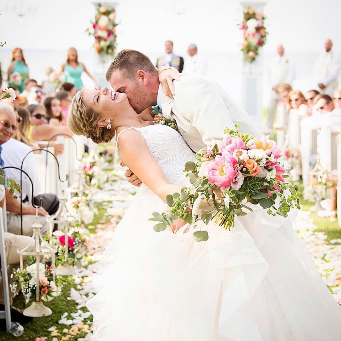 Cheers to a new week! 💗 Spotted this dreamy shot snapped by @sarahkphotognc and just us to share! Could this #brideandgroom be any more perfect!?

Wedding Vendors:
@sarahkphotognc
@neuse_breeze

#coastalsoiree #crystalcoastbride #crystalcoastwedding