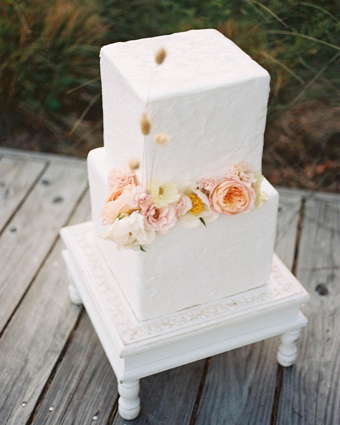 A white #weddingcake never goes out of style. ✨ We can&rsquo;t get over these simple, yet stunning details by @famousbakingcompany.

Wedding Vendors:
@daniellehutchinsonphotography
@jerryegordonevents
@charmingandquaint
@famousbakingcompany
@thewhite