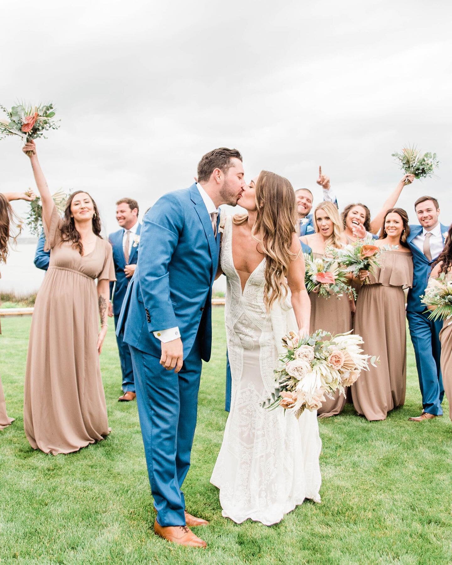 Good morning, sweet friends! We instantly fell in love with today&rsquo;s tropical, boho inspired #crystalcoastwedding captured by @alliemillerphotography. From spectacular florals by @knotasecondthought to outstanding view at @crystalcoastccweddings