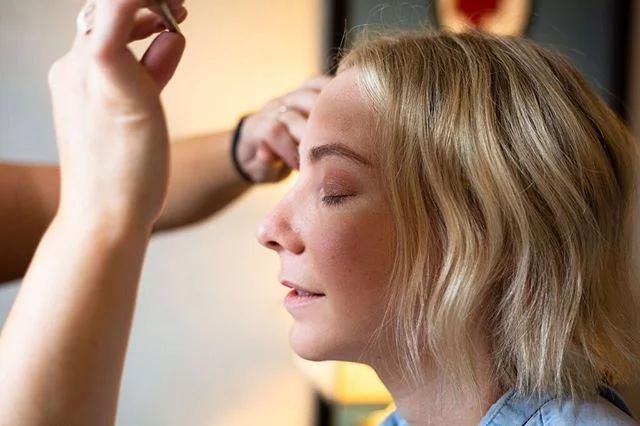 Never underestimate the power of your brows ☝️ Filling them in properly can help darken and define your entire look.
. . .
Photography: @maggiemarkelphotography | Models: @aleckhout | Makeup: @novabeautycollective