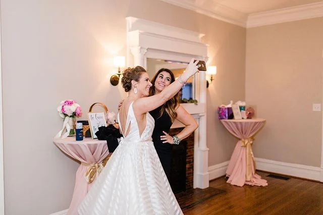 Bottoms up! Let&rsquo;s celebrate to Friday 🍾 🥂
. . .
Photography: @emmaloophoto | Bride: @missrossyo