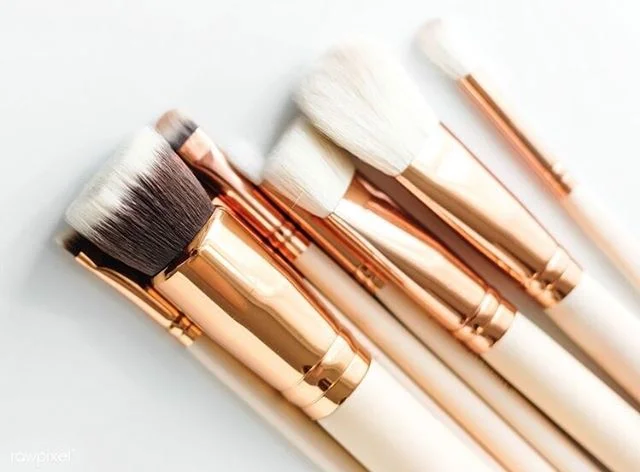 Let's be honest: Can you remember the last time you washed your brushes? Still thinking? Don&rsquo;t feel bad because you&rsquo;re definitely not alone. You should be cleaning your brushes at least a few times a month to prevent buildup and breakouts