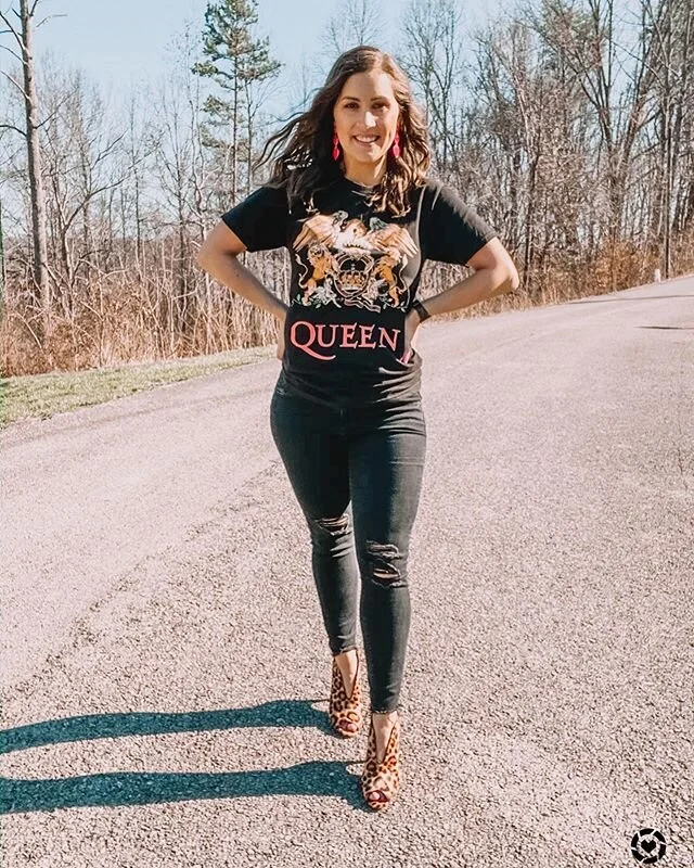 Sharing this Queen shirt again because it&rsquo;s so cute! This time I paired it with leopard print shoes! I love wearing leopard with graphic tees. Ok let&rsquo;s be honest, I like to pair leopard with anything 😂. Anyone else?? .
.
.

http://liketk