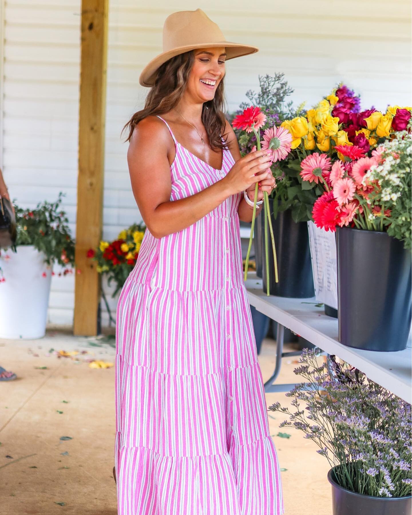 Made a flower bouquet today at @raburnacres&hellip;.with a little help 😂. Y&rsquo;all know I had to make a pink one! It was such a pretty day to be outside, but should have worn my new @tartecosmetics waterproof serum foundation because of all the s