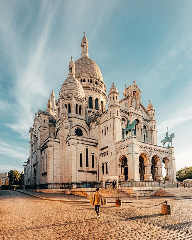 Lit morning in empty Montmartre 💛 Always a good idea to stroll around the Sacre Coeur at sunrise as the streets and places are totally empty ! We went there last Friday with @__ojha &amp; @thecitygraph and we had plenty of time to shoot with a nice 