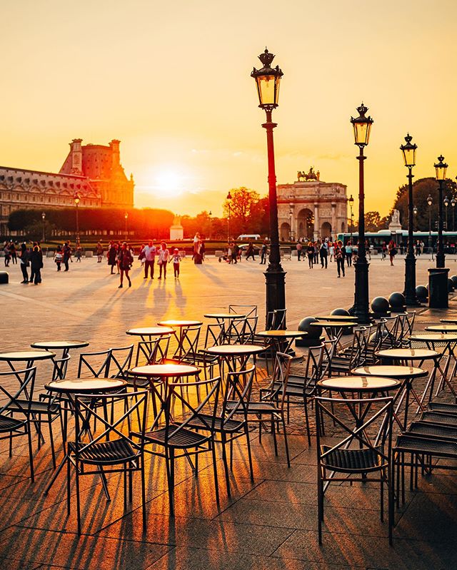 That&rsquo;s what I call &lsquo;Golden Hour&rsquo; 💛 This kind of moment when the sky turns into a beautiful golden wallpaper and the sun is still lit enough to have some long shadows ! Definitely my kind of combo ! Anyway, I don&rsquo;t know why bu