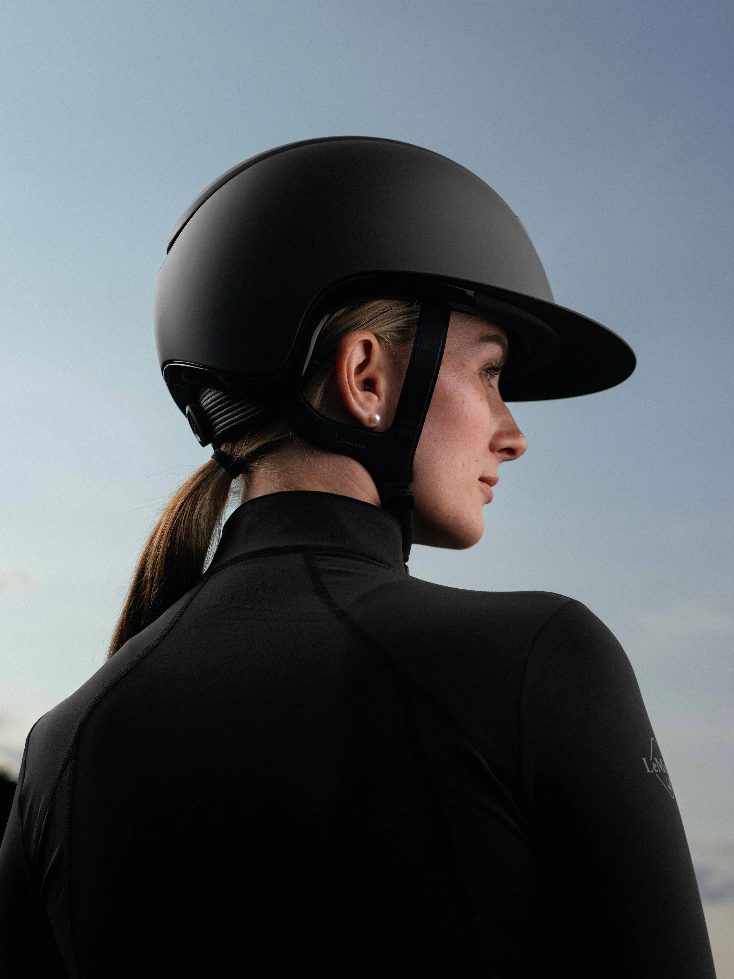 IT07983_lifestyle_vervcompetitionhelmet_matteblack_05.JPG
