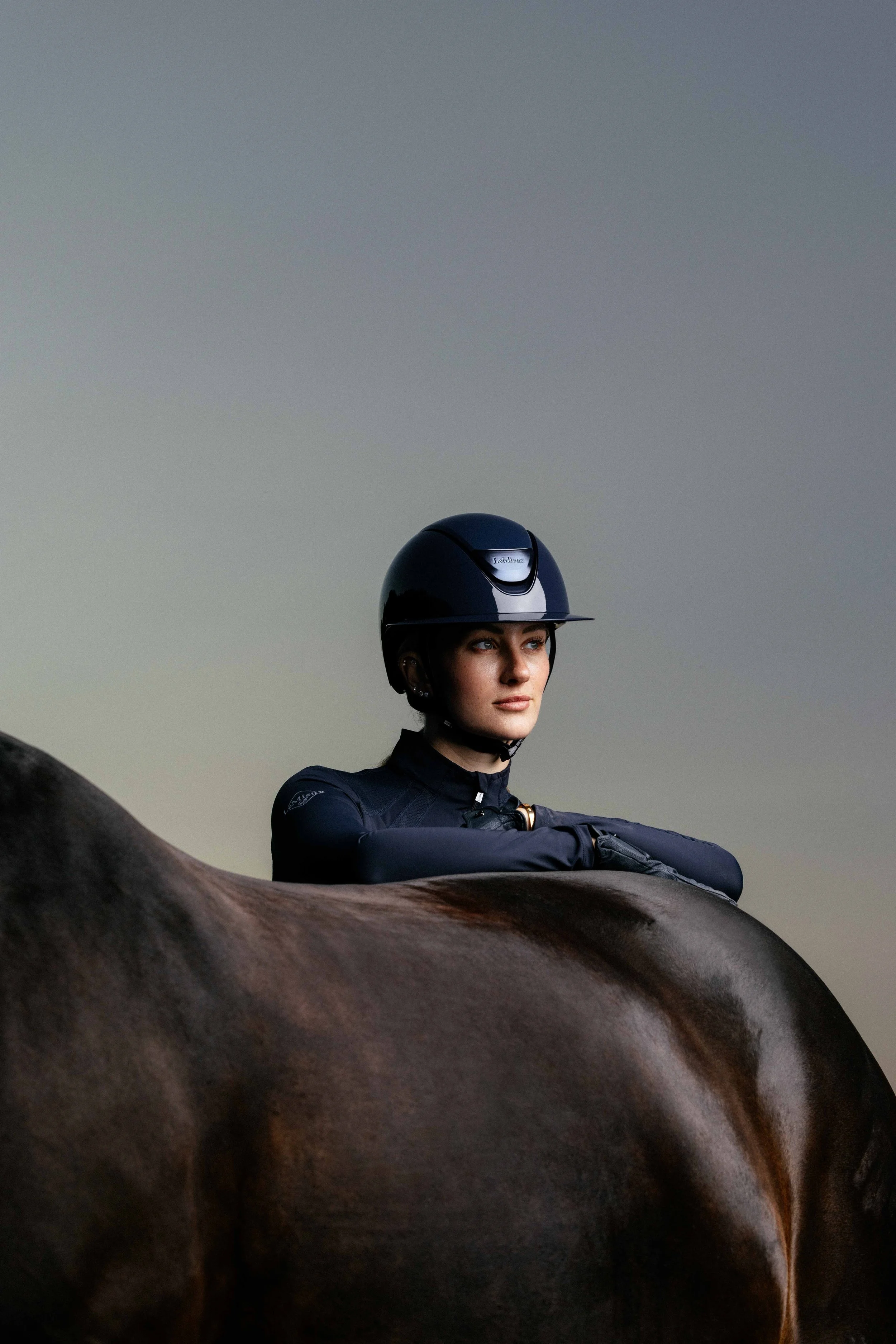 IT07986_lifestyle_vervglosscompetitionhelmet_navy_002.JPG