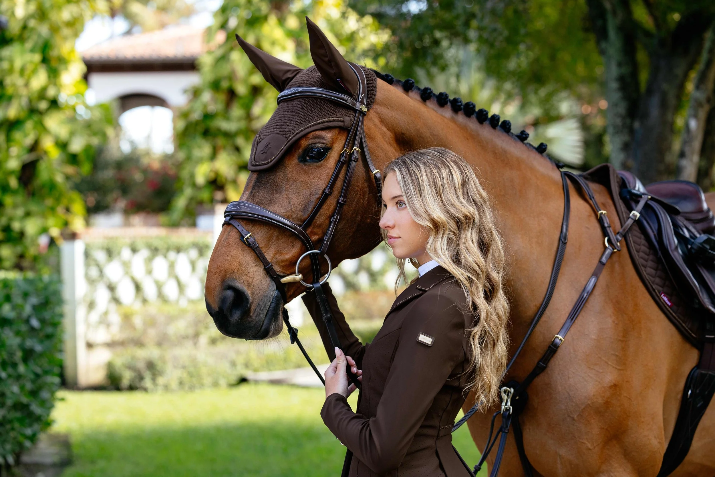 IT08829_lifestyle_brilliancedianashowjacket_espresso_08.jpg