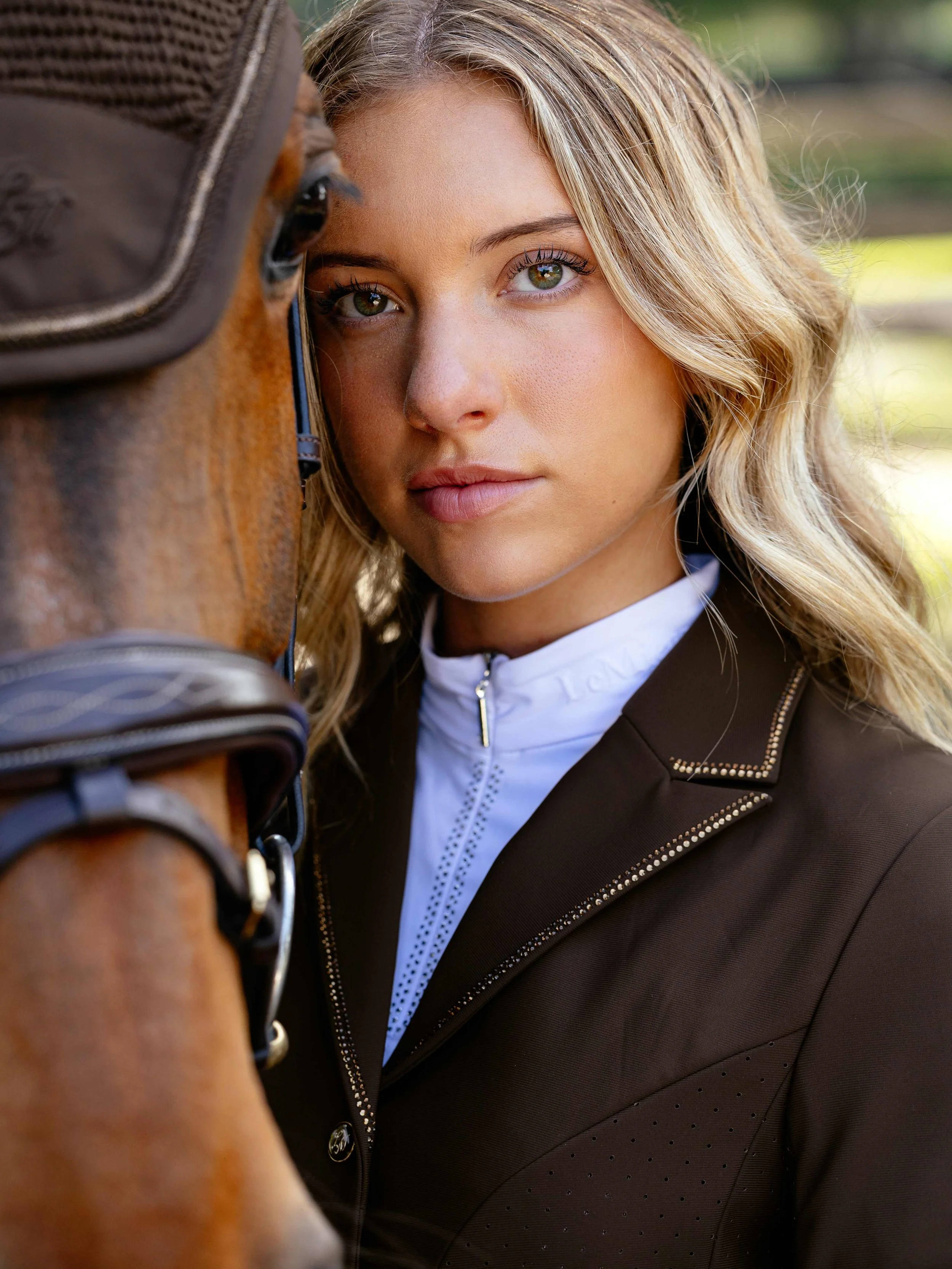 IT08829_lifestyle_brilliancedianashowjacket_espresso_09.jpg