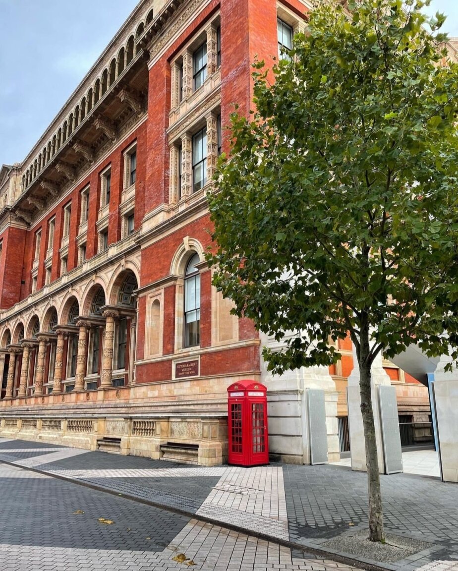 If you like your chicken with a side of culture, get yourself to South Kensington for the day - the V&amp;A and Natural History Museum are on our doorstep!

📸@claudia_cusano
#CocotteRotisserie