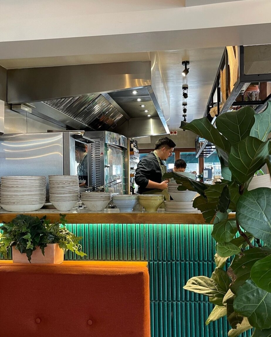 The rotisseries are turning and the Buck's Fizz is flowing 🍊

Join us from 10-4 for brunch and noon onwards for our main menu.

📷@tippawan.ch
#CocotteRotisserie