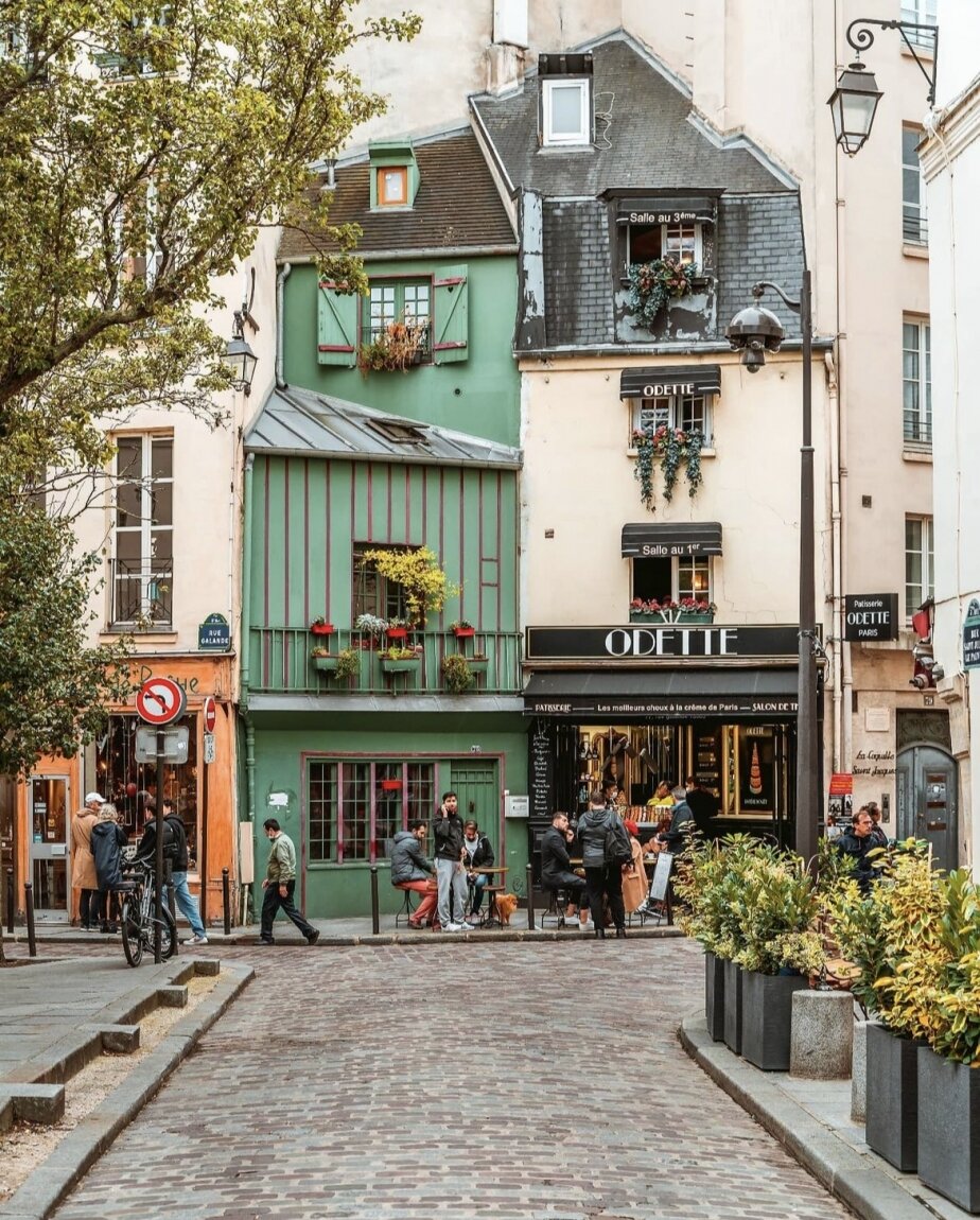Our French flavours are best served hot with Parisian daydreams ☁️

📸 @florica.alex
#CocotteRotisserie