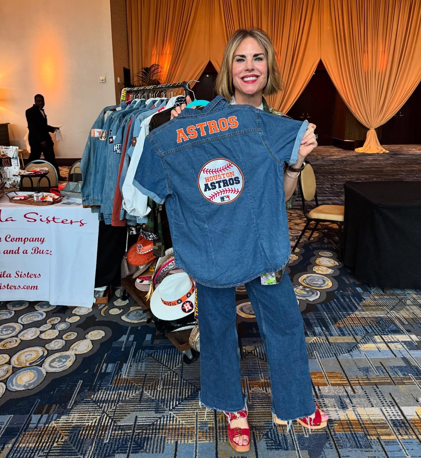 Knock it out of the park in our newest denim dream ⚾💙 This short sleeve Astros patch button-down is the summer MVP&mdash;cool, comfy, and cute with everything.
⁠
💫 $119 | Sizes S&ndash;XL

Slide into style before it&rsquo;s gone! DM us if intereste
