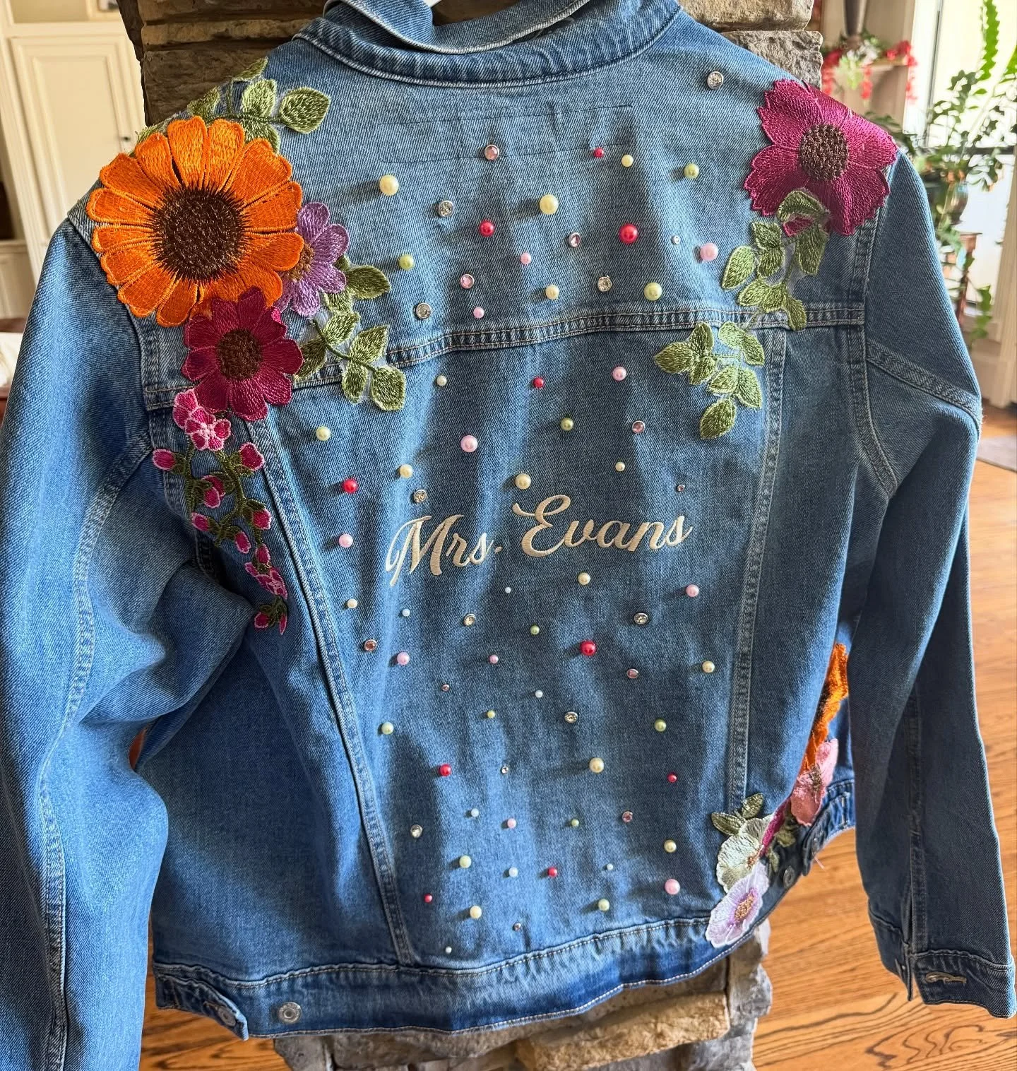 Your wedding, your colors, your vibe 💍👰&zwj;♀️💐 From custom embroidery to embellishments, we turn plain denim jackets into one-of-a-kind keepsakes for brides, bridesmaids, or your entire crew! 

Make your day even more memorable with TTS. Send us 