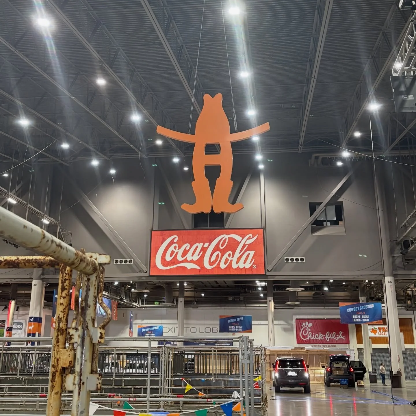 Ladies and gentlemen, it&rsquo;s about that time&hellip;🤠⏳

Come shop @thehivepopup booth at @rodeohouston to snag all of this year&rsquo;s custom denim designs, one-of-a-kind accessories, and more! 

📆 When: March 2nd-22nd
📍 Where: NRG Park, Boot