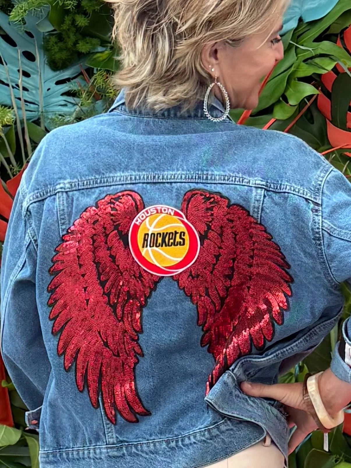 Why not us? 🏀&hearts;️🤘#htownbaby

Rockets fans!!! 📣 Two Tequila has you covered with the cutest denim and accessories to rep your favorites on the court. And yes, this bedazzled winged piece is up for grabs &mdash; size medium, $299. 

Dm us to p